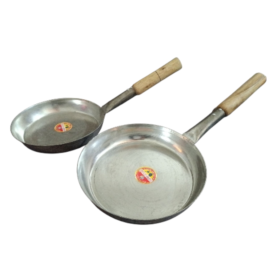 Iron fry pan with wooden handle for home cooking
